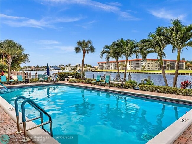 Building Photo - 1150 Hillsboro Mile-