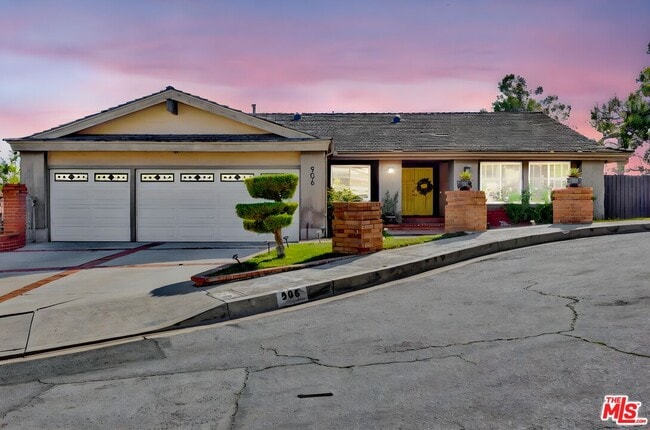 Primary Photo - 906 Whitehaven Terrace