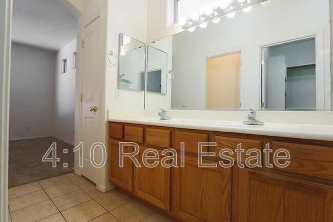 Building Photo - 2644 E Chester Dr