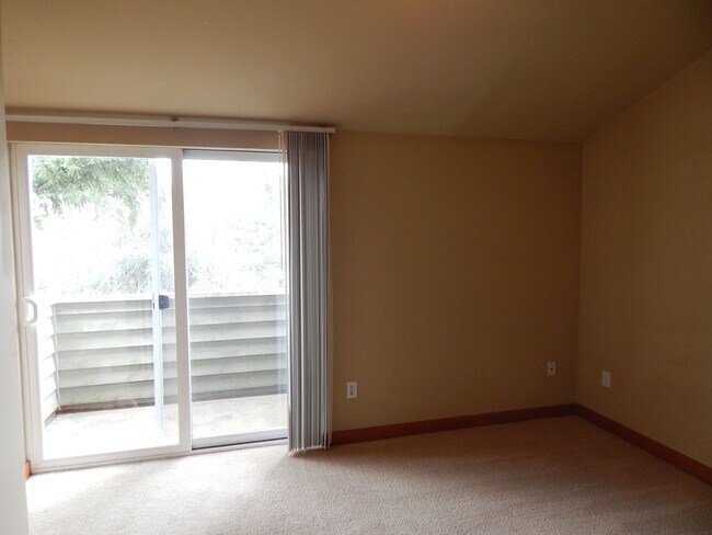 Building Photo - Spacious 3 Bed / 3 Bath Home with 1-Car Garage