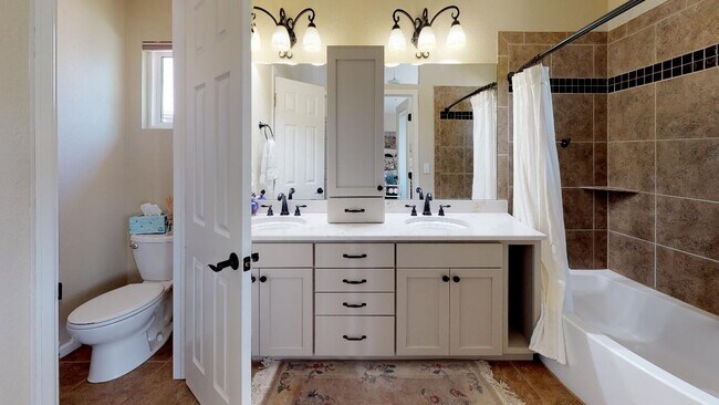 Building Photo - Beautiful sunny home