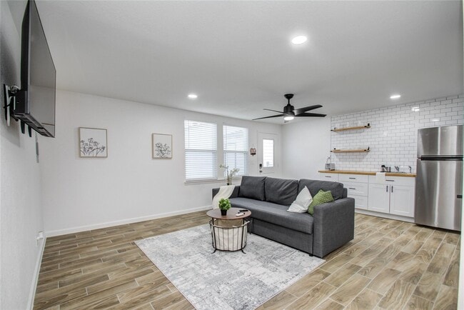 Building Photo - 1924 Chapman St