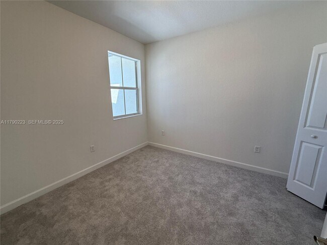 Building Photo - 2851 SE 25th Ave