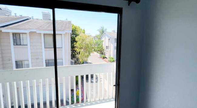 Building Photo - Sun-Drenched Tri-Level Townhome Just Minutes from UCSD & Westfield UTC!