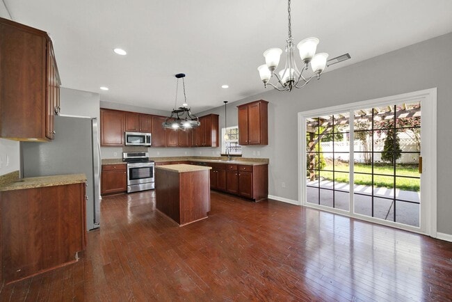 Building Photo - Stunning 6 Bed 3.5 Bath Home in Davidson!