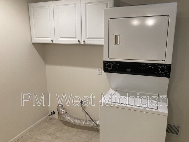 Building Photo - 2703 Woodmeadow Dr SE