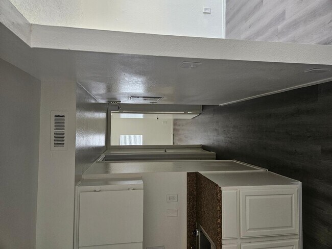 Building Photo - 1307 E Vista Ave