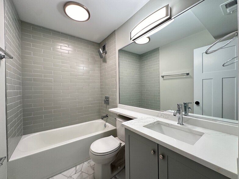 Building Photo - 1223 N La Salle Dr