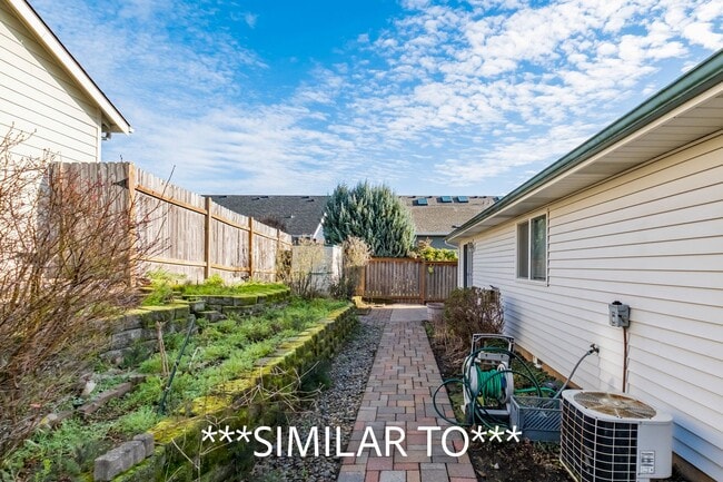 Building Photo - Two Bedroom Duplex in Great Neighborhood, Close to Schools! Pet Friendly!