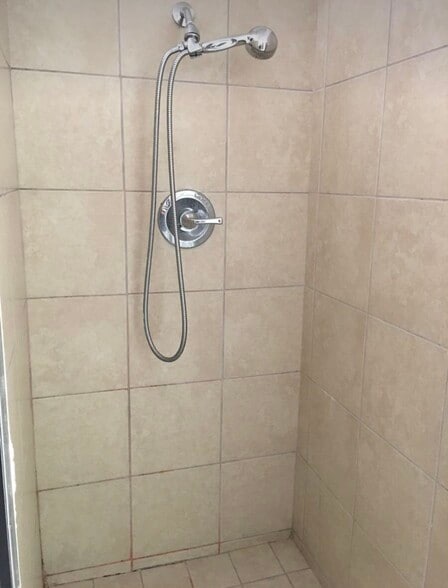 shower - 6008 Damask Ave