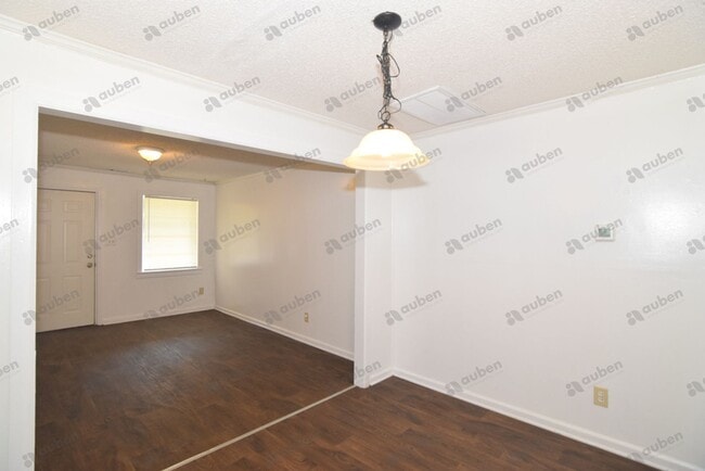 Building Photo - 2 Bedroom Duplex For Lease