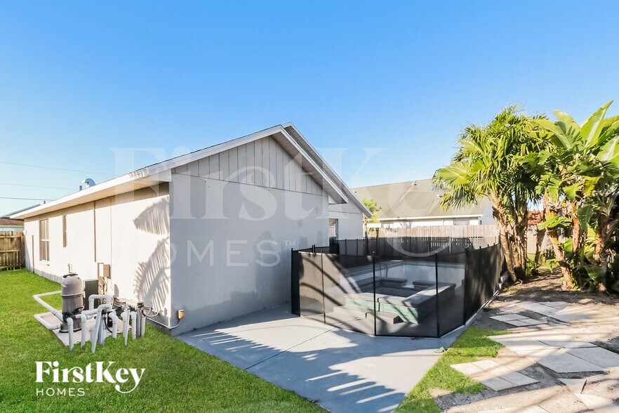 Building Photo - 6321 Hollywood St