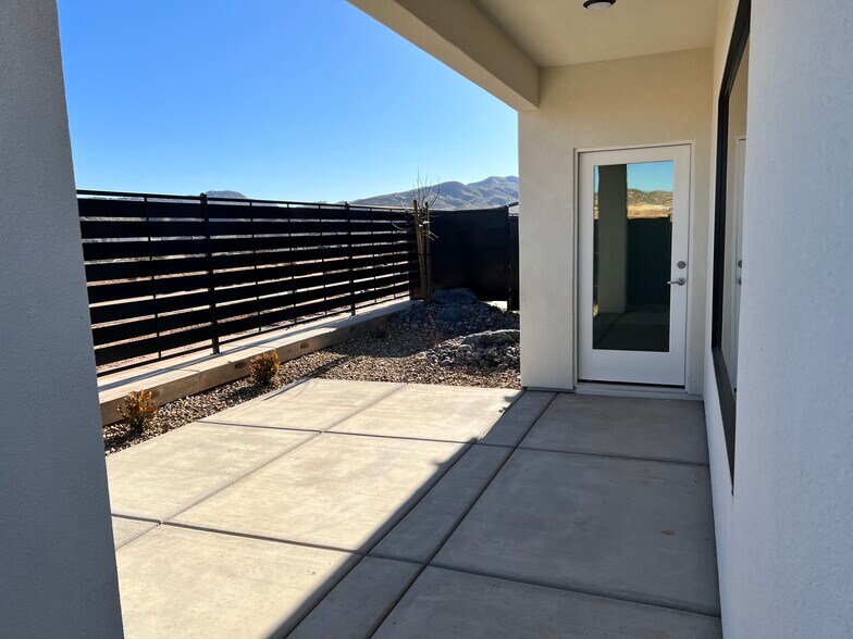 Building Photo - 499 S Stewart Creek Cv