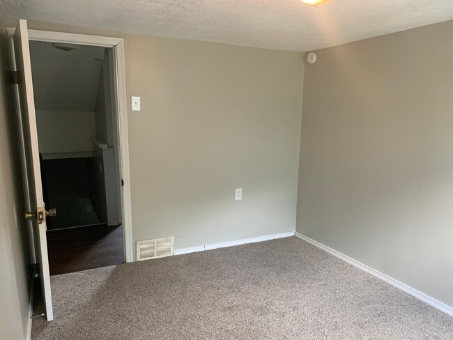 Building Photo - 3 bedroom 1.5 bathroom located in Carlisle...