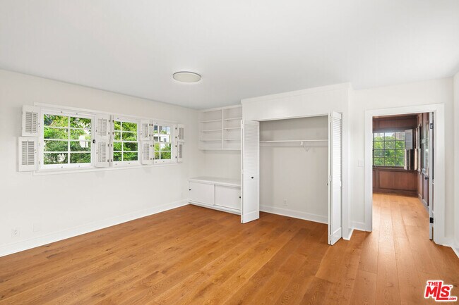 Building Photo - 10309 La Grange Ave