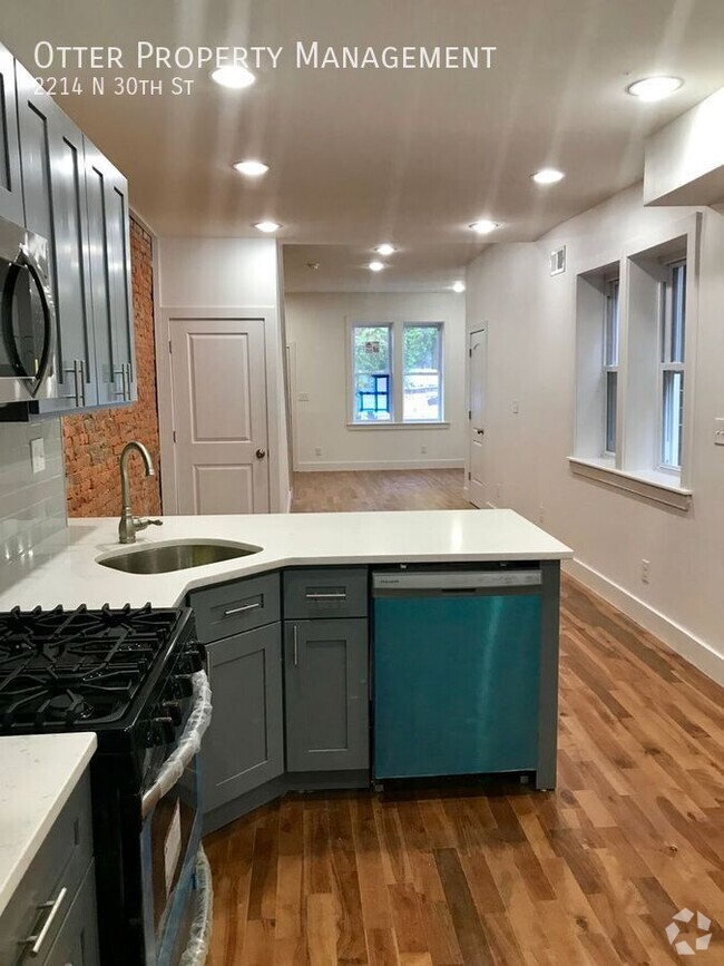 Building Photo - Beautiful 3BR Home with Hardwood Floors an...