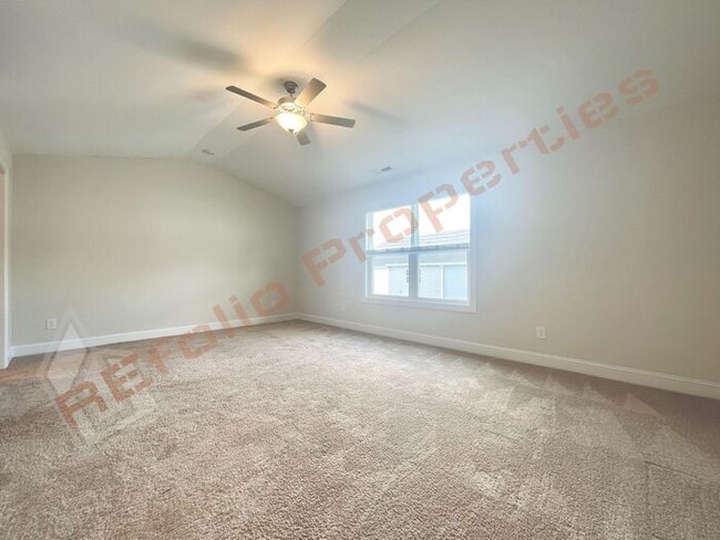 Building Photo - Great Opportunity! Lovely 3 Bedroom 2.5 Ba...