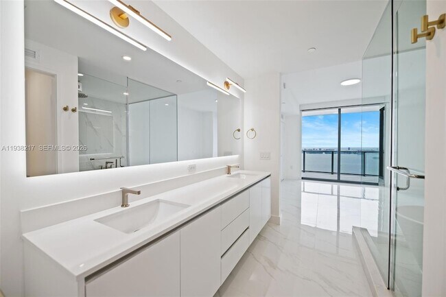 Building Photo - 700 NE 24th St