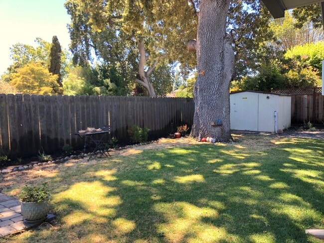 Building Photo - Charming Menlo Park Home in Picturesque Ne...