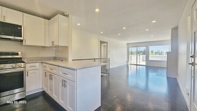 Building Photo - 3 Bed, 2 Bath Apartment Newly Remodel in P...