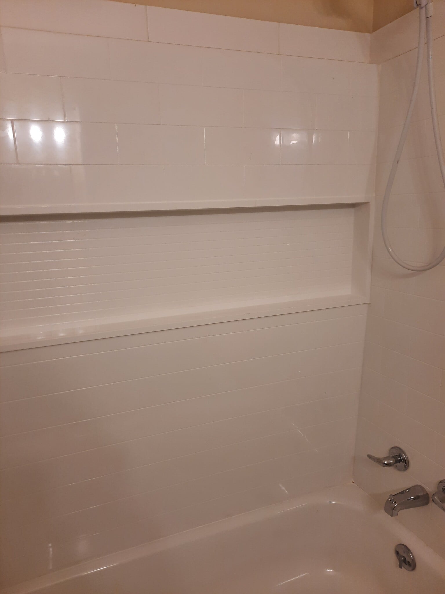 Tub/Shower - 226 E 5th Ave