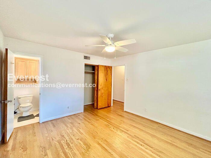 Building Photo - 8633 Westglen Dr