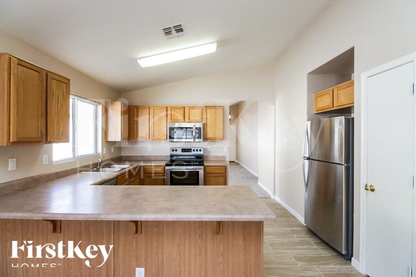 Building Photo - 930 E Nardini St