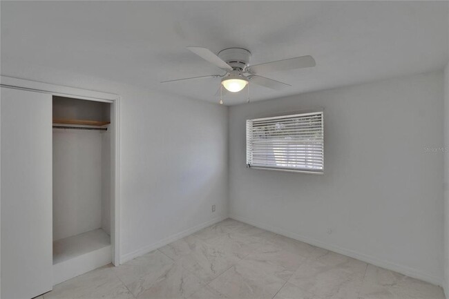 Building Photo - 802 W Russell Dr