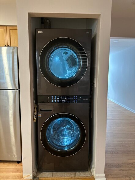 Building Photo - 1527 W Sherwin Ave