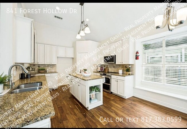 Building Photo - 841 Forest Hollow Dr