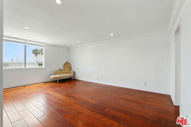 Building Photo - 321 N Oakhurst Dr