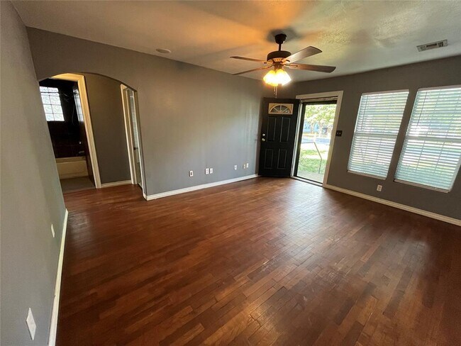 Building Photo - 312 N 6th St