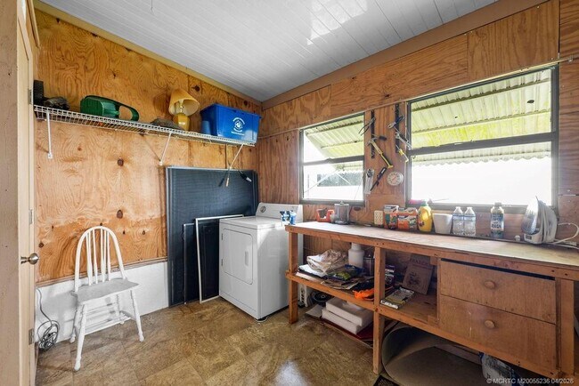 Building Photo - 7894 SE Saratoga Dr