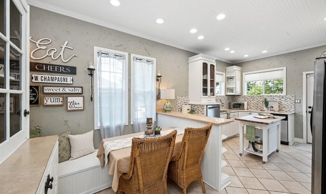 Building Photo - Charming updated 1920s 3BD 3BA