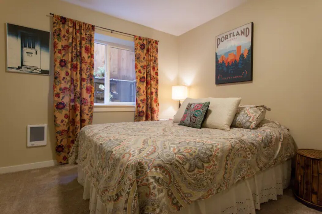 Building Photo - 443 NE GRAHAM ST