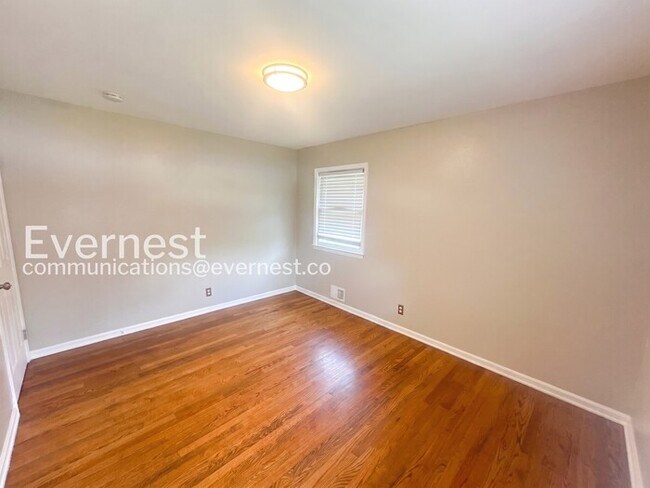 Building Photo - 3 Bed, 2 Bath Home with Fenced Yard & Garage / Pet-Friendly / Vouchers Accepted / Available Now!