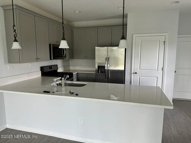 Building Photo - 355 Brandon Lks Dr