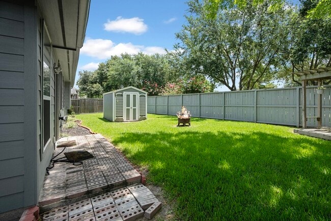 Building Photo - 421 Livingstone Ln
