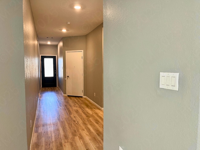 Building Photo - 8014 Chanting Bnd