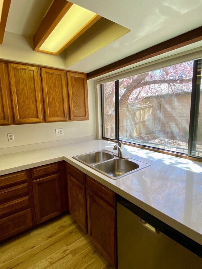 Building Photo - Sunlit and Stylish 3 Bedroom Townhouse by Wonderland Lake