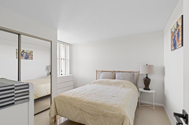 Building Photo - 825 Egret Cir