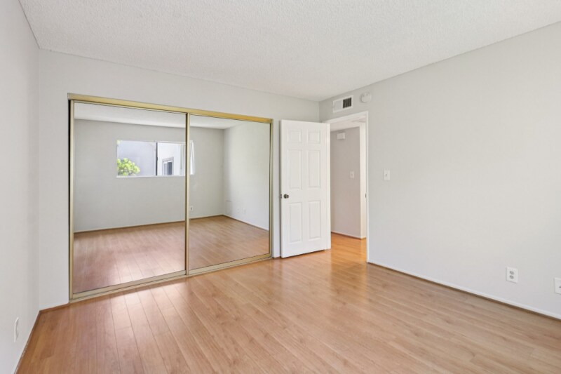 Building Photo - 725 E Providencia Ave