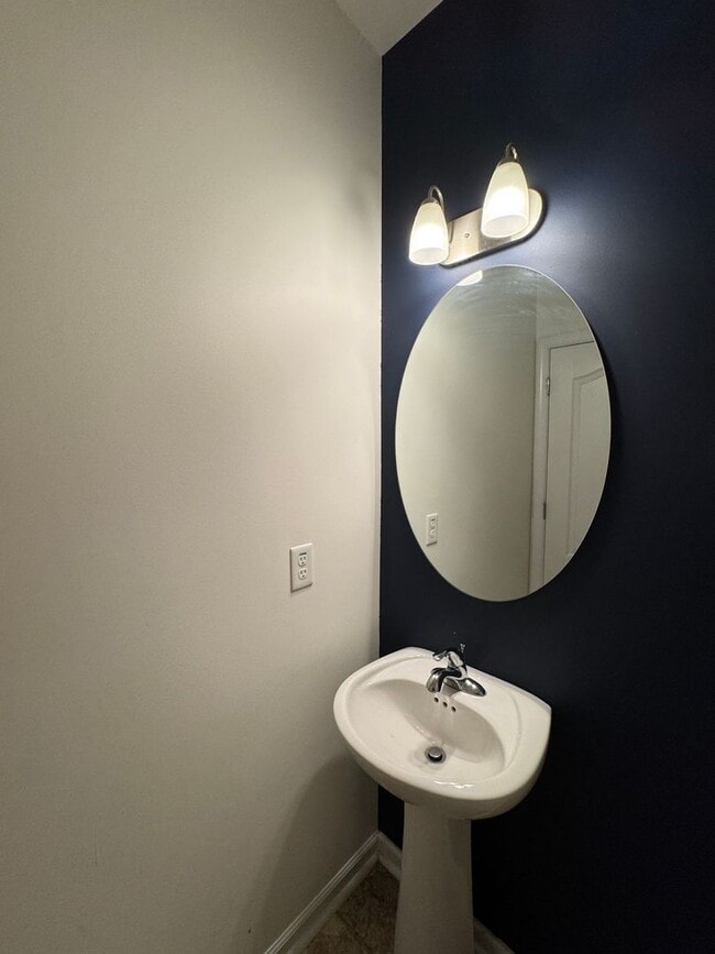 Building Photo - Modern Corner-End Townhome in the Heart of VB "ASK ABOUT OUR ZERO DEPOSIT"