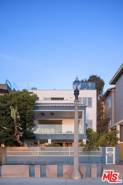 Building Photo - 1347 Palisades Beach Rd