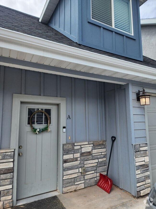 Building Photo - Charming Townhome