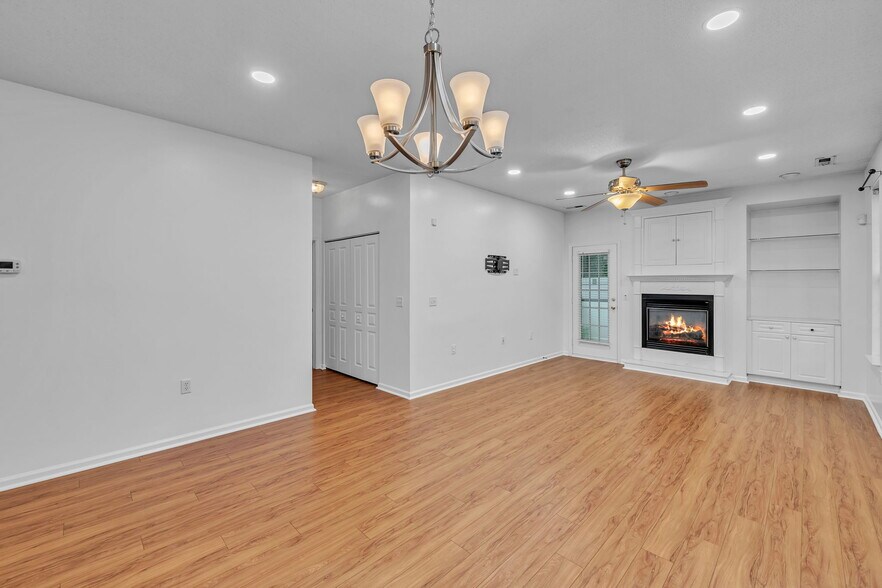 Building Photo - 5905 Echingham Dr
