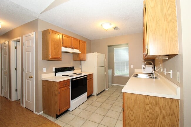 Building Photo - 3152 Parkway Dr