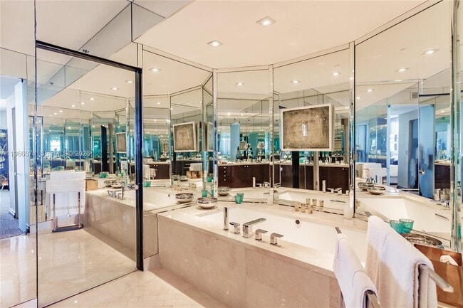 Building Photo - 300 South Pointe Dr