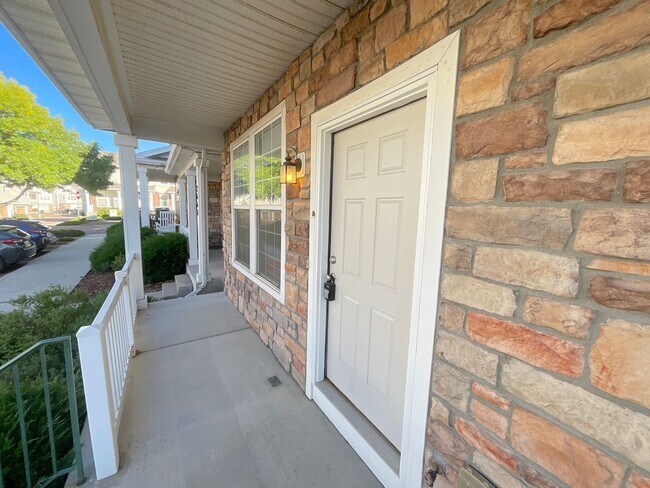 Building Photo - 2 Bedroom Townhome Available Near S Circle...