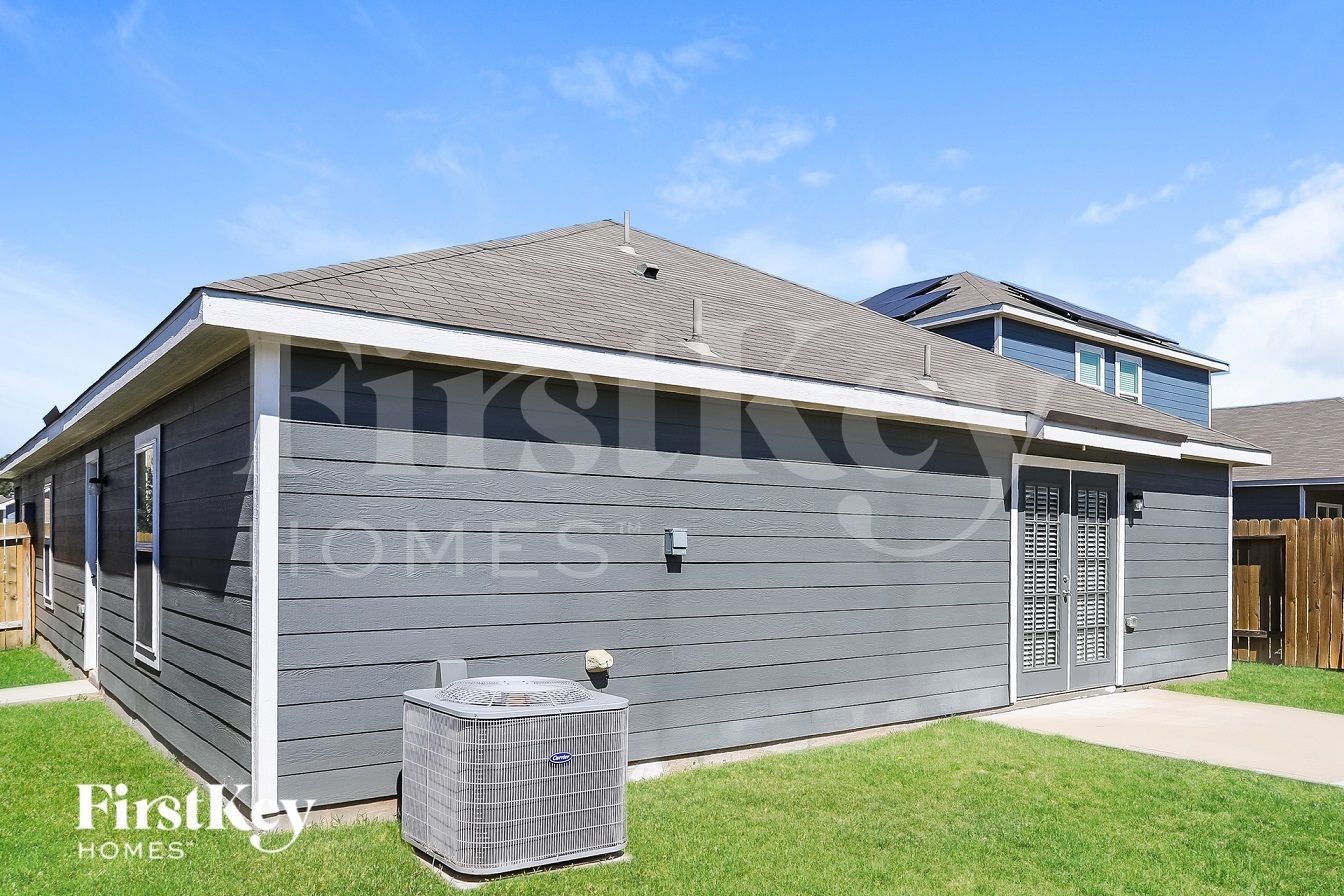 Building Photo - 26615 Ezemily Dr